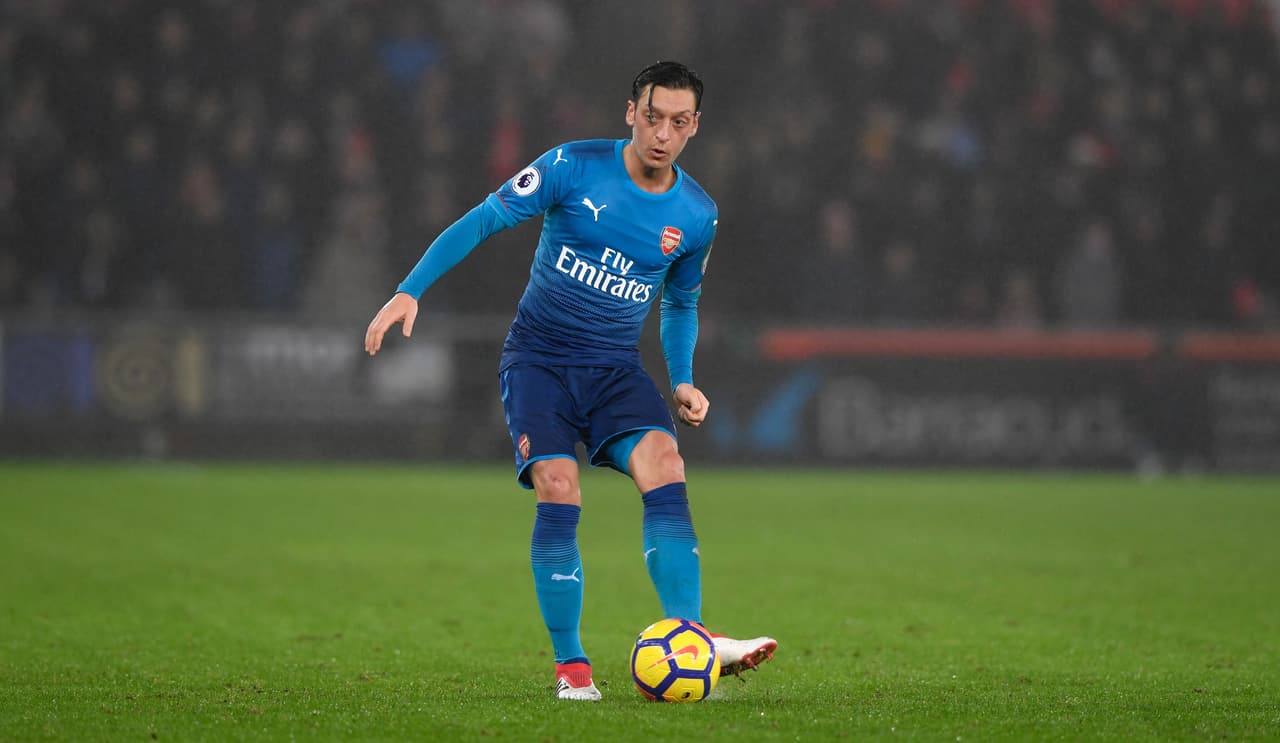 El mediapunta internacional alemán Mesut Özil renovó su contrato con el Arsenal por tres temporadas y media, hasta el año 2021
