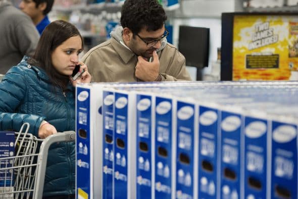 Esta pareja en Virginia analiza los precios de las pantallas.