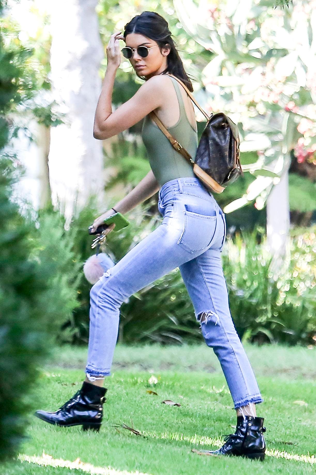 Además esos pantalones se le ven espectaculares.