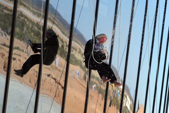 Branson, con su usual estilo distendido, una chaqueta deportiva negra y su copiosa cabellera rubia, inauguró el edificio rompiendo una botella de champagne contra el exterior del hangar mientras bajaba en rappel desde un balcón, luego de que un grupo de artistas también descendiera del mismo modo.
