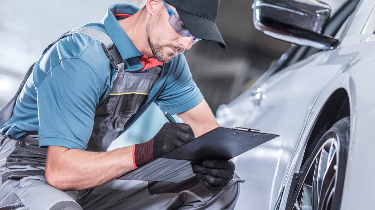 <h3 class="cms-H3-H3">Pasos</h3>
<br>Sin embargo, hay que tomar medidas para aprovechar los remedios legales:
<br>
<b>Documentación</b>: Es muy recomendable documentar las fallas e intentos de reparación, guardando toda la documentación relativa como órdenes de reparación, y recibos del taller mecánico.
<br>
<b>Notificar al fabricante</b>: Es importante notificar por escrito al constructor del vehículo la sospecha de que el vehículo es un limón.
<br>
<b>Iniciar el procedimiento oficial de reclamo antes de que se cierre la oportunidad legal para hacerlo</b>: Aunque cada estado establece el tiempo oportuno para solicitar las reparaciones establecidas por su ley limón particular, es común que tanto los reportes de las fallas, así como sus intentos de reparación deban haber ocurrido antes del primer o segundo año contado desde la compra del vehículo, o antes de las primeras 12,000 a 24,000 millas recorridas. Usualmente la oportunidad para aplicar la ley expira después de que ocurre el primero de estos hitos.