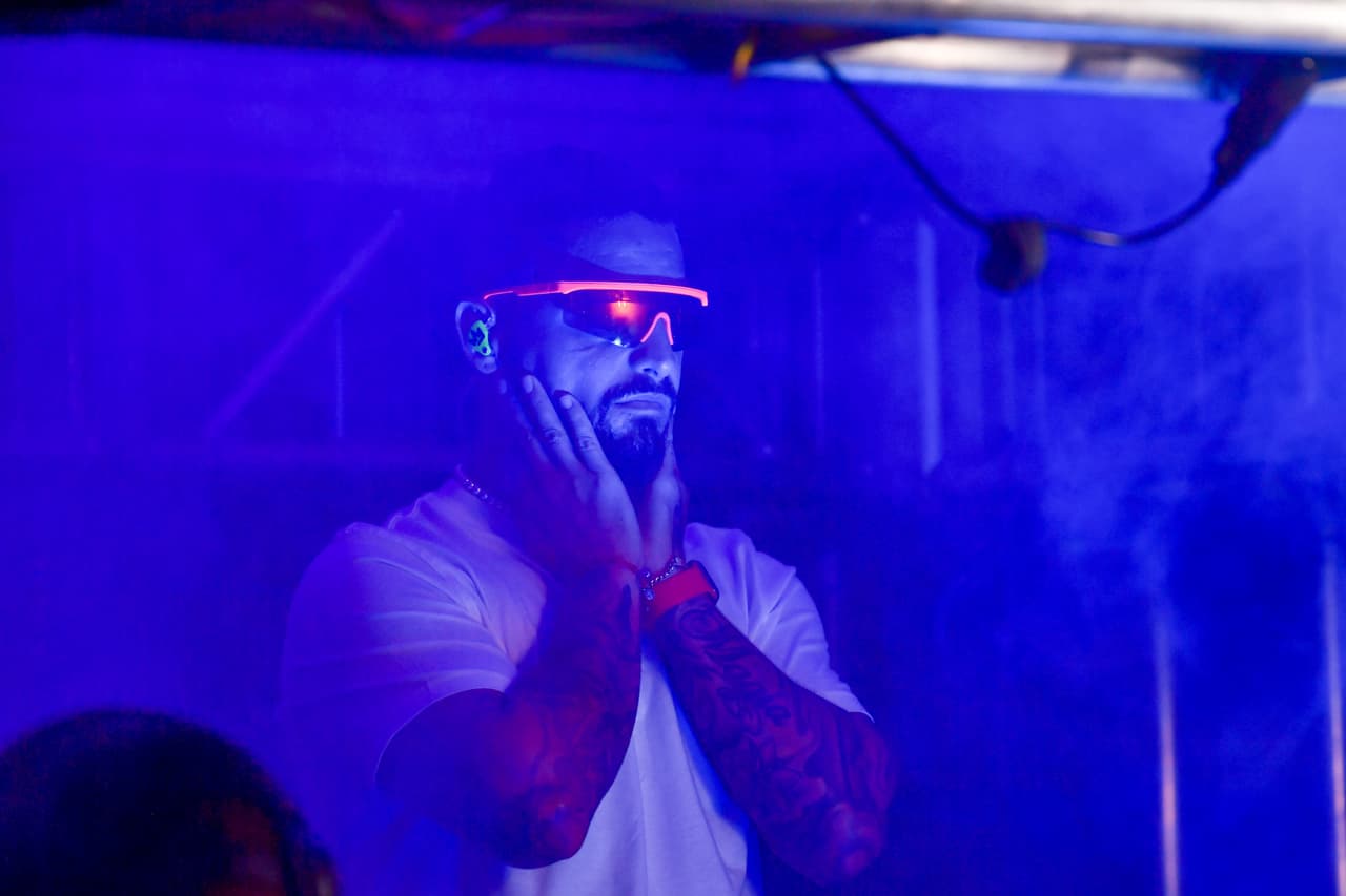 Ya entrados en la conversación, le preguntamos sobre el resto del look del cantante. En cuanto a sus lentes para el sol, Ríos nos contó que son un regalo especial que le hizo el piloto de carreras, Lewis Hamilton.