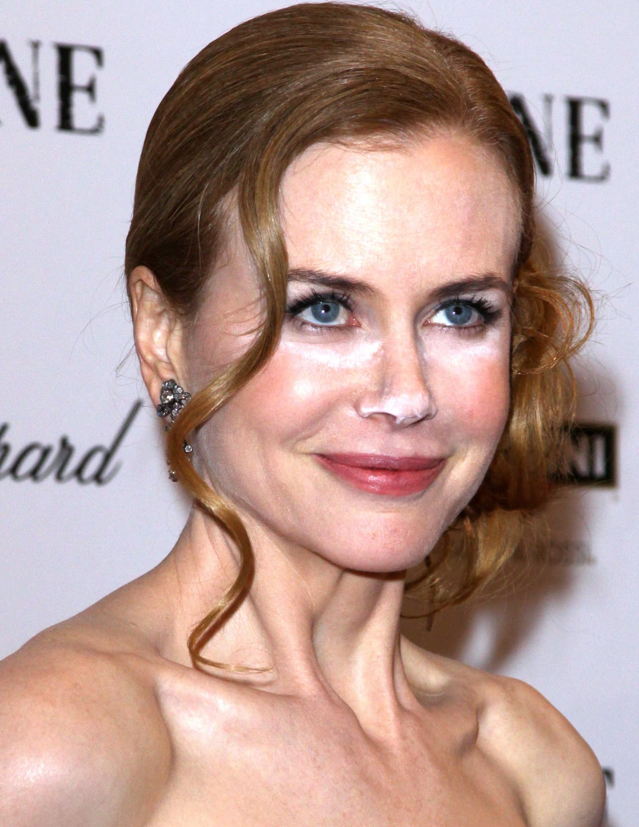 Ni Nicole Kidman se ha salvado de tener un maquillaje mal realizado. En la premiere de la cinta 'Nine', en diciembre de 2009, la actriz dio de que hablar por no haber retirado el exceso de polvo de su rostro.