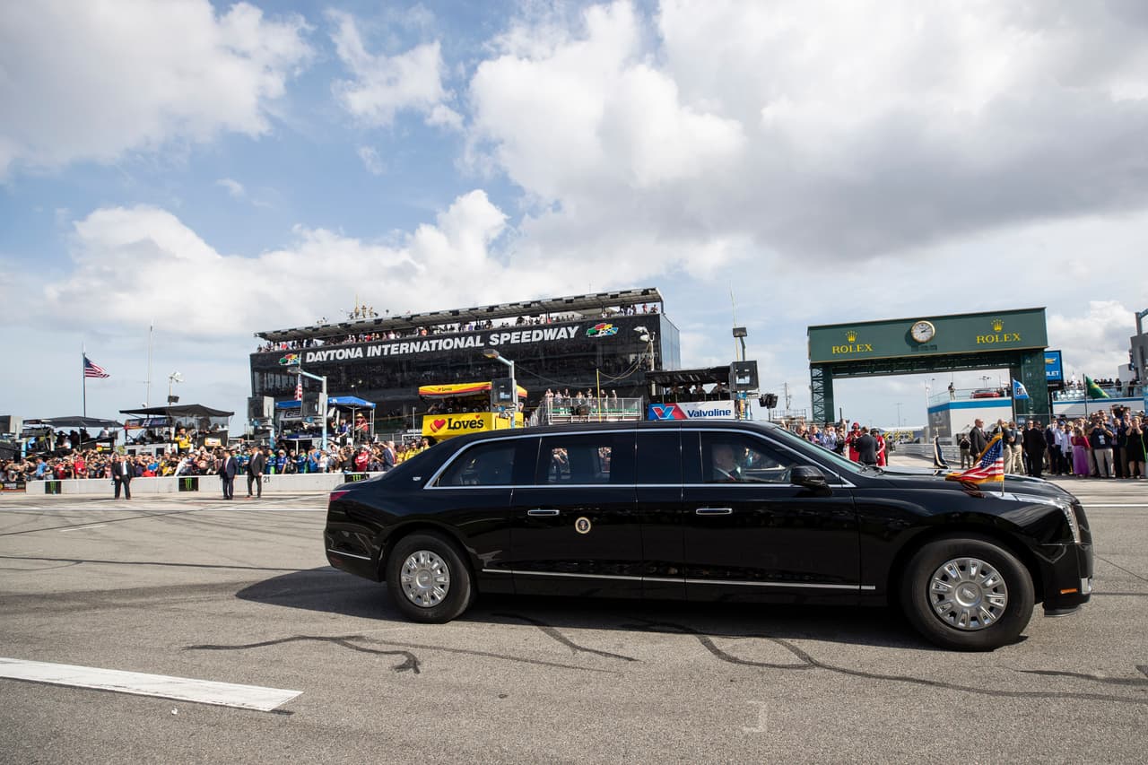 La limusina presidencial, conocida como la Bestia, durante el recorrido previo a la carrera. Trump no ha sido el primer mandatario que ha servido como 'grand marshal' de la Daytona 500 y ha utilizado el espacio para hacer campaña. El expresidente George W. Bush también lo hizo en 2004.