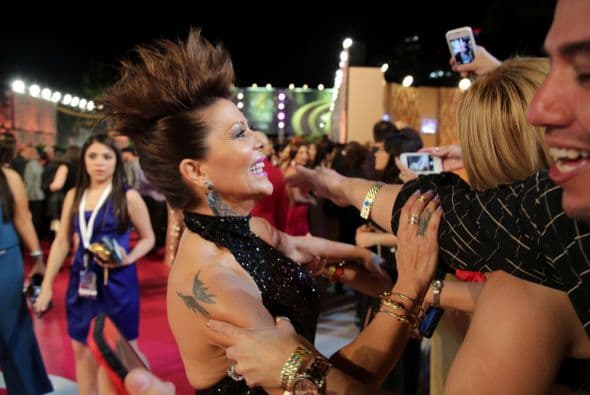 Alejandra Guzmán llegó con mucha energía a la alfombra magenta.