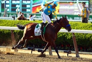 Espinoza saluda a la tribuna tras cruzar la línea de meta.