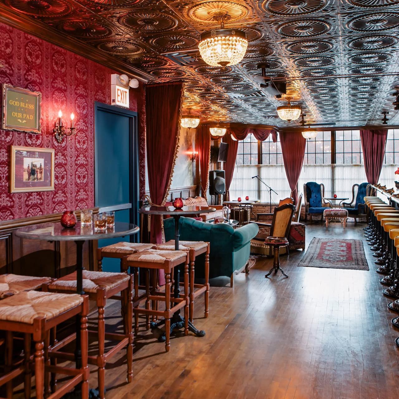 The Front Room Chicago estaba inspirado el ambiente de jazz y blues de Nueva Orleans. Su menú se especializaba en la comida Creole y los cócteles y la cerveza artesanal. La venta de los muebles y artículos de decoración del lugar se anunció el 9 de marzo en su página de 
<a href="https://www.facebook.com/thefrontroomchicago/" target="_blank">Facebook</a>. Estaba ubicado al oeste de la calle Randolph.