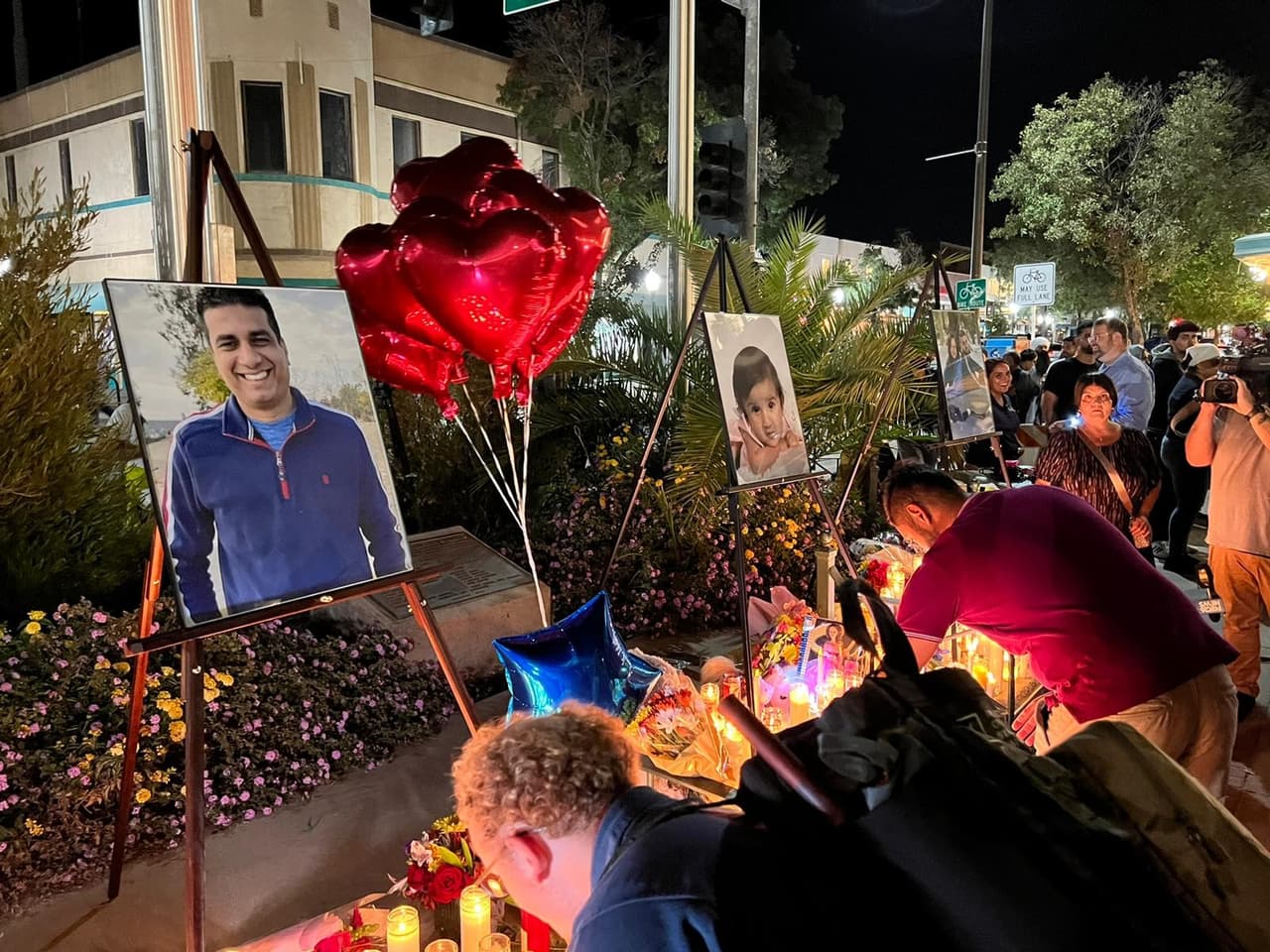 La imagen de la pequeña Aroohi Dheri, de 8 meses, ocupaba el centro de la ofrenda.