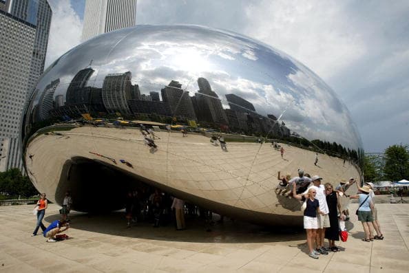 De acuerdo con sus estimados, de junio 15 al 31 de diciembre del 2016, en el área del Cloud Gate, donde se encuentra la escultura de 'The Bean' también conocida como 'El Frijol', y las otras tres entradas al parque, se registraron 12,859,360 visitantes.
<br>