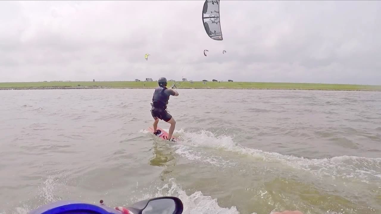 Las condiciones de Texas City Dike son ideales para los amantes de deportes extremos como el 
<a href="https://www.univision.com/noticias/trending/el-videito-una-ballena-hizo-del-video-de-este-surfista-la-experiencia-mas-cool-de-su-vida-video">Kitesurf</a>.