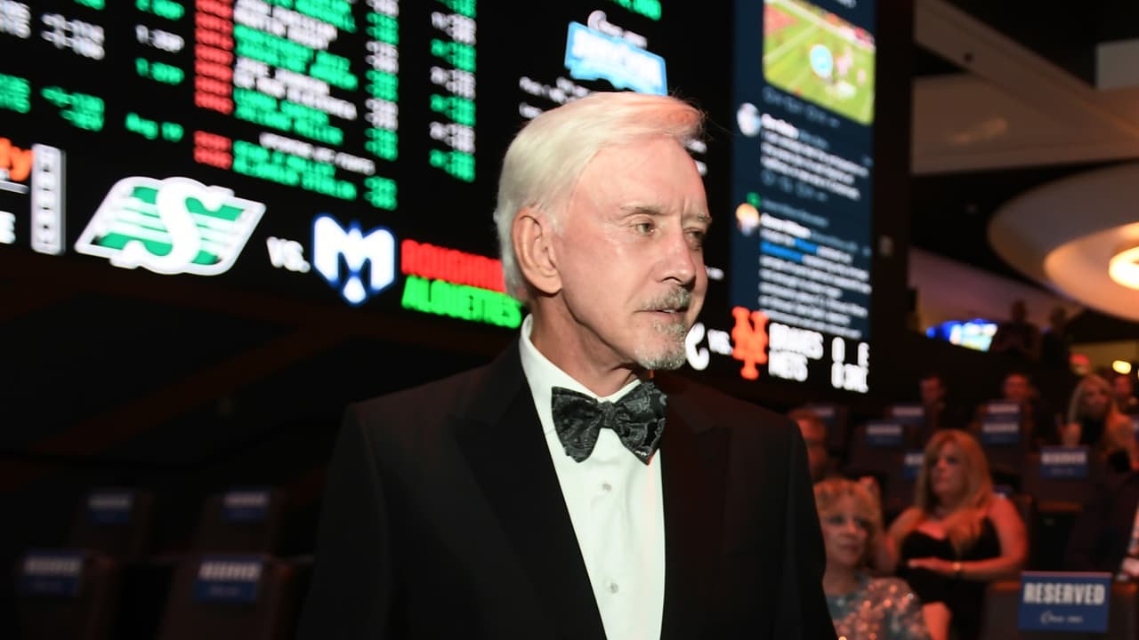 <h2 class="cms-H2-H2">2.- Billy Walters (Apuesta: - | Ganancia: $3.5 millones) -2010, NFL</h2>
<br>En 2010, Billy Walters fue por el equipo menos favorecido para ganar el 
<a href="https://www.hardrock.bet/sportsbook/football/nfl/super-bowl-odds/" target="_blank">Super Bowl</a> XLIV. En esa ocasión apostó por los Santos de Nueva Orleans que se enfrentaban con los Colts, y quienes al final ganaron, y lo hicieron llevarse a casa $3.5 millones.
