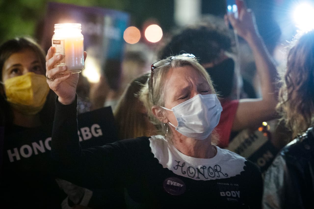 Se espera que la jueza sea velada por dos días en la Corte Suprema, según dijeron fuentes a
<a href="https://www.nytimes.com/2020/09/19/us/politics/ginsburg-funeral-services.html" target="_blank">The New York Times</a>, en una ceremonia pública que atraería a grandes multitudes de personas.