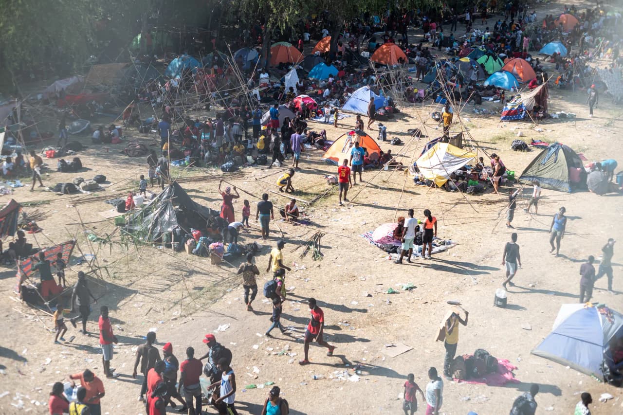 La llegada de inmigrantes en septiembre de 2021 desbordó a la Patrulla Fronteriza, que obligaba a la gente a esperar para realizar los trámites en una zona cercana al puente internacional de Del Río. Sin un lugar donde dormir, muchos levantaban sus propias tiendas con cañas que cortaban en las orillas del Río Bravo.