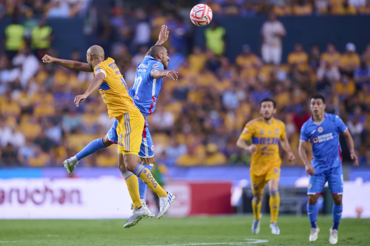 En la agonía del partido Cruz Azul se llevó el triunfo del Universitario de Nuevo León al derrotar a los Tigres.