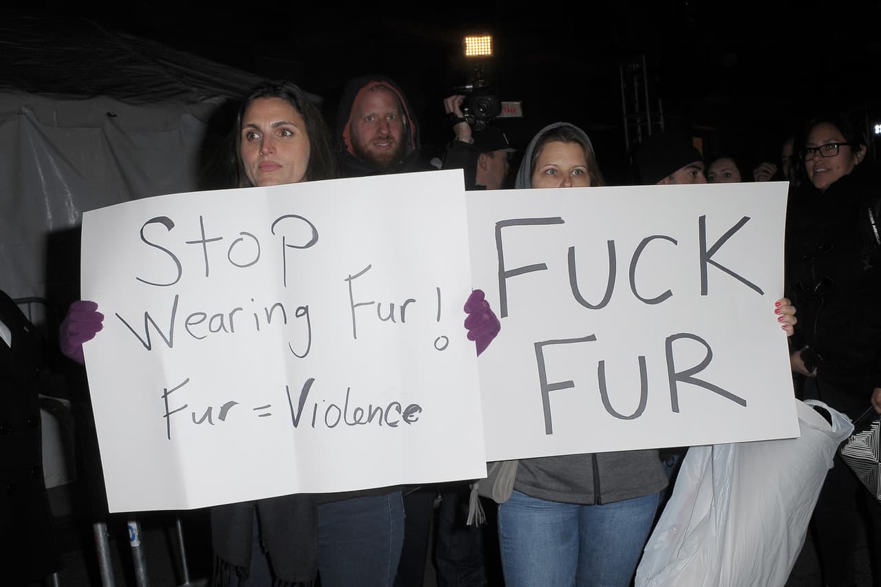 Otros manifestantes con sus mensajes en contra del uso de pieles en la moda.