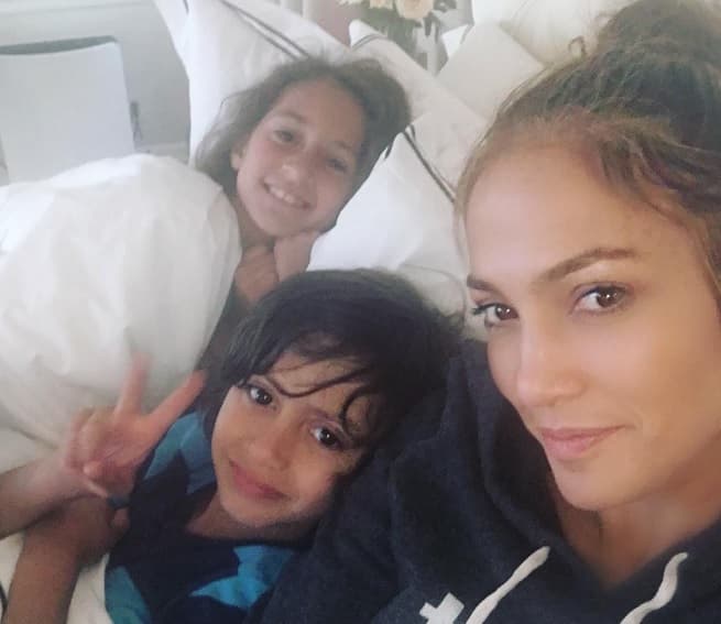 Hoy JLo celebra que sus hijos tengan una mejor calidad de vida, los lleva a todos lados y con ellos comparte lo mejor de sus triunfos.