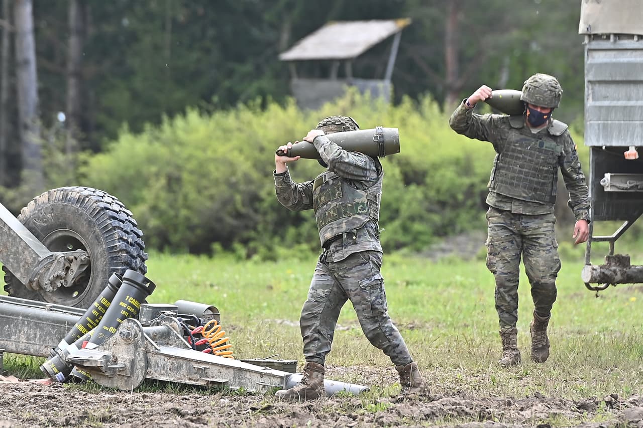 El año pasado, en unos ejercicios militares de la OTAN en Alemania, el cañón M777 fue una de las armas empleadas para las prácticas.