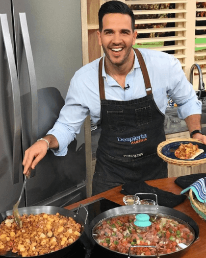 Nuestro chef siempre llega con una sonrisa a nuestra casa, listo para preparar recetas deliciosas.