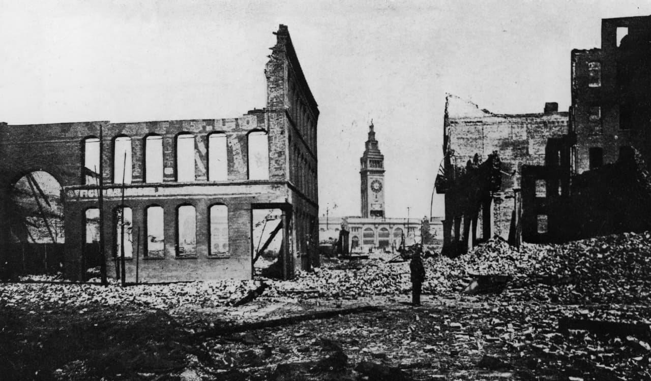 El Gran Terremoto de San Francisco, 1906: Los tranvías de San Francisco estaban operando apenas semanas después de ocurrir el siniestro que golpeó, con una magnitud de 7.8 grados, la costa de California. Los plomeros ya habían reparado las tuberías de agua y las alcantarillas, mientras que los residentes en buen estado físico iban al trabajo a limpiar los escombros. En unas seis semanas, reabrieron los bancos, y, en unos pocos meses, los trabajadores ya establecían las vías férreas.