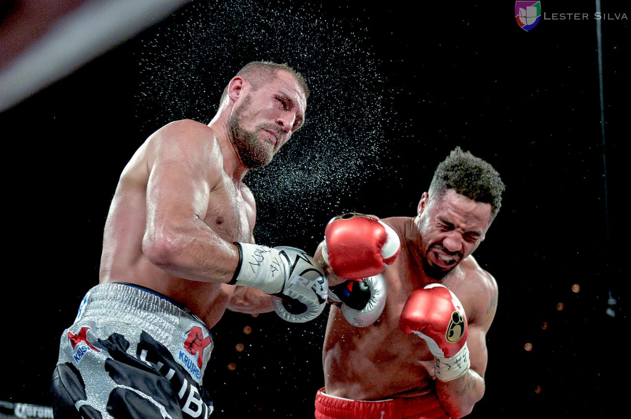 El estadounidense noqueó al ruso en el octavo asaltó y dio muestra de su gran poderío, reteniendo así los cetros de la AMB, OMB y FIB.