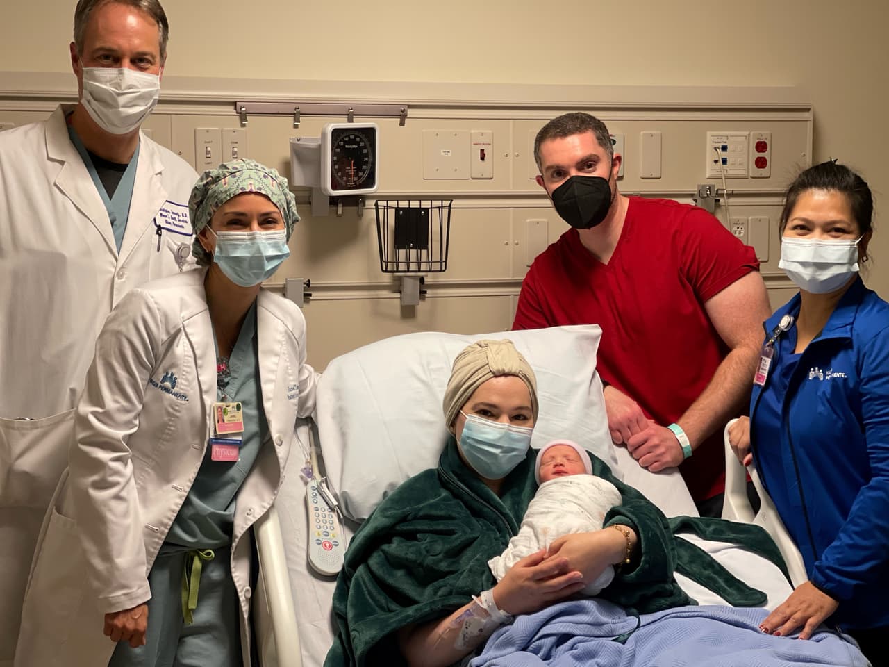 Los padres Eman Shehadeh y Ahmad Jazaeri, residentes de la ciudad de Fullerton, no podían creer la coincidencia del horario en el cual nació su hijo.