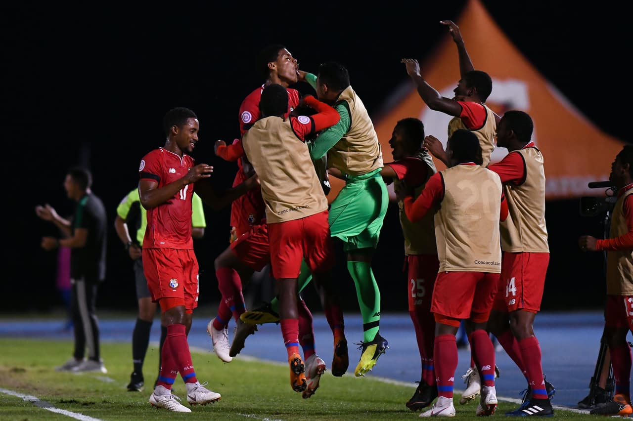 Y momentos antyes de llegar el medio tiempo, de nueva cuenta, Ernesto Walker volvía a anotar para Panamá, dejando un sorpresivo 2-0 en el marcador ante un Tri Sub 20 desubicado en el campo.