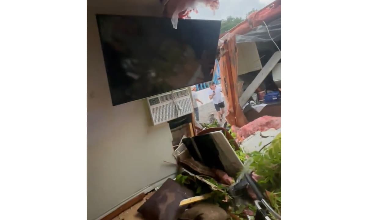 Miguel Martínez nos compartió imágenes de su casa en Houston, que quedó echa pedazos tras el paso de las fuertes tormentas.