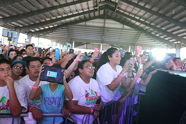 Miles de fans disfrutaron de su música en Fiestas Patrias.