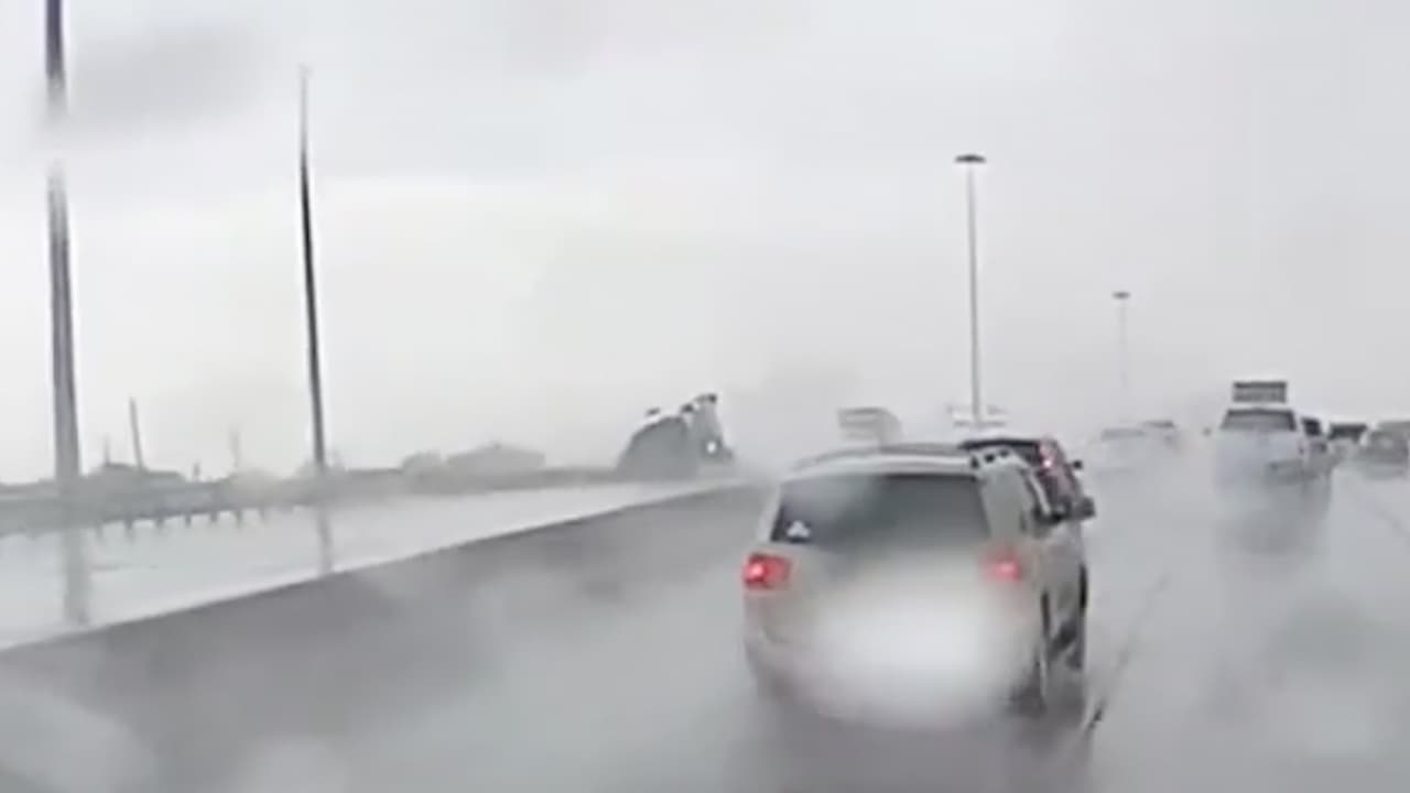 El video , que fue publicado en las redes sociales y compartido con
<b>Univision 45, </b>capta el momento en el que uno de los vehículos pierde control.