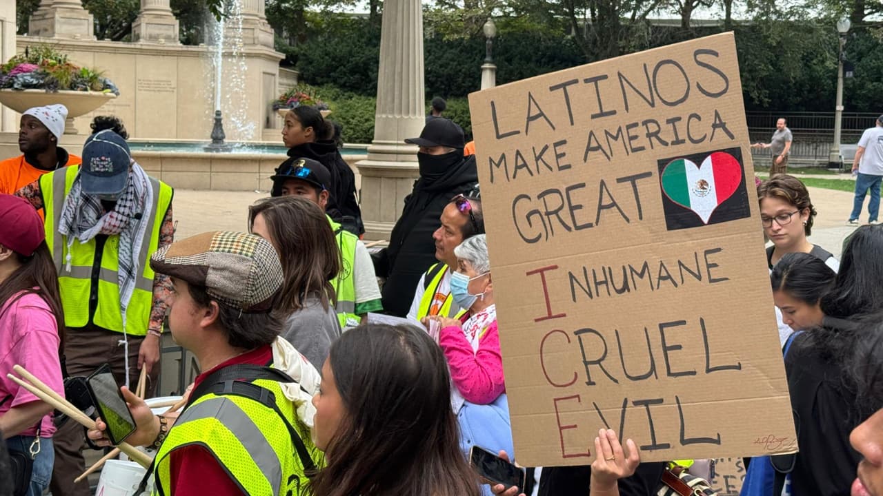 <b>Momentos de diálogo</b>: Manifestantes conversan entre sí mientras esperan, reflejando la solidaridad y la unión de la movilización.