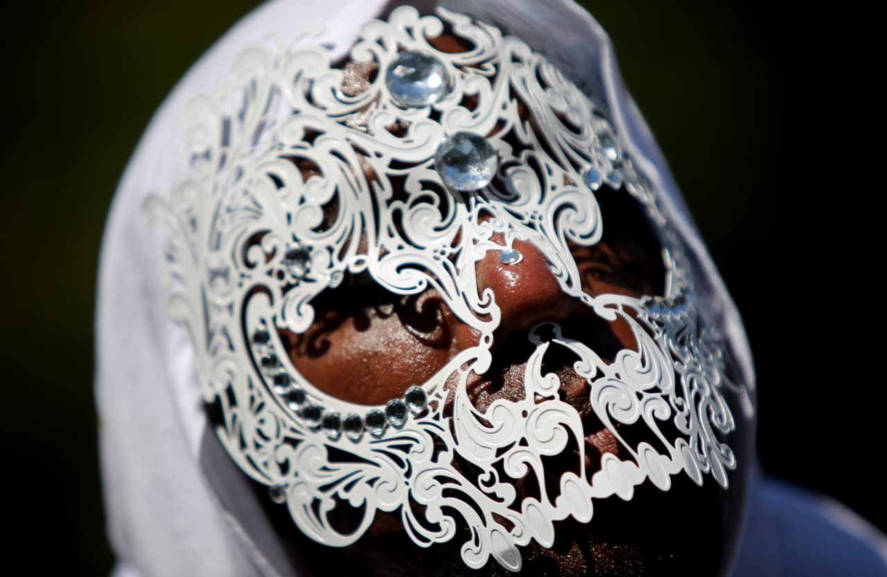 El Desfile de las Antillas, o J'Ouvert como se le conoce comúnmente, es una de las fiestas callejeras más legendarias de la ciudad. El desfile recorre el centro de Brooklyn en la madrugada, centrado en el barrio de Crown Heights. Es una celebración de la cultura caribeña que une a la comunidad todos los años. Sin embargo, ha tenido la mala fortuna de ser el sitio de un gran número de crimenes violentos durante las últimas dos décadas. Los más notorios han terminado trágicamente en la muerte de algunos asistentes.