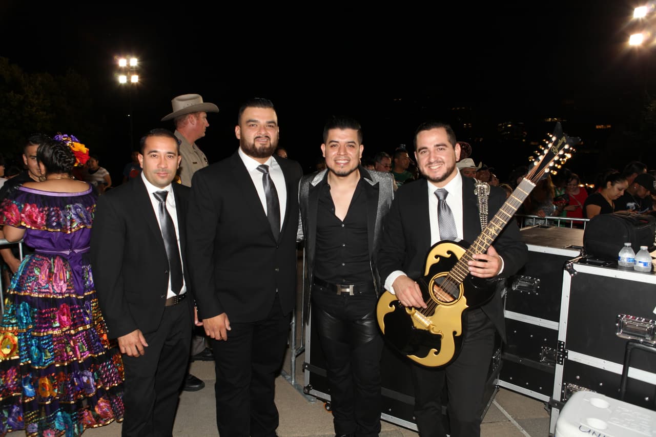 El equipo de Univision dio El Grito con mariachi y grandes espectáculos desde el Capitolio de Texas.