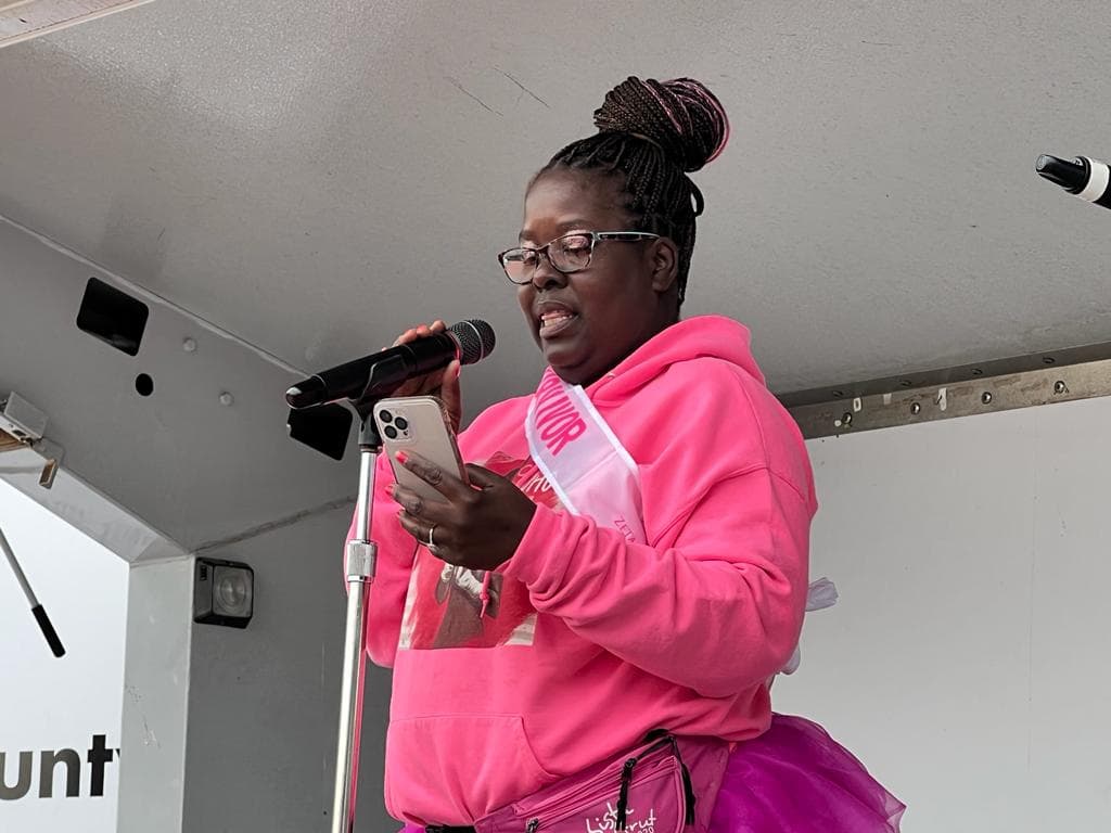 Los fondos recaudados ayudan a la Sociedad Estadounidense del Cáncer a financiar investigaciones innovadoras sobre el cáncer de mama; proporcionar educación y orientación para ayudar a las personas a reducir su riesgo; y ofrecer apoyo integral al paciente a quienes más lo necesitan.
<br>