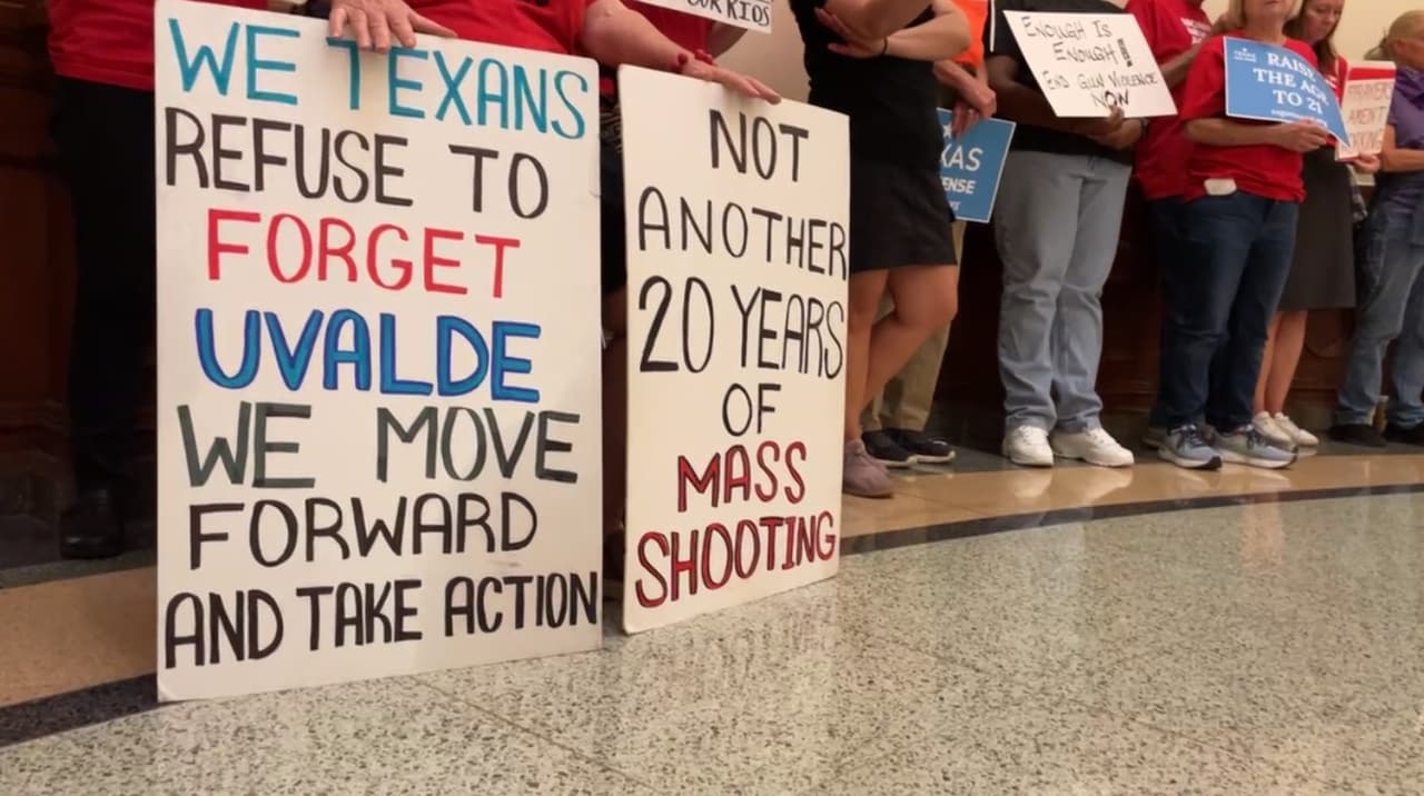 "Nosotros los tejanos nos negamos a olvidar Uvalde. Nosotros avanzamos y actuamos". "No otros 20 años de tiroteos masivos".
