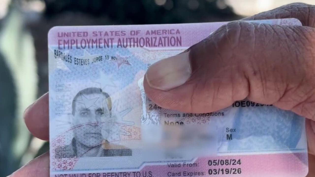 Juez ordena restaurar estatus legal a miles de inmigrantes