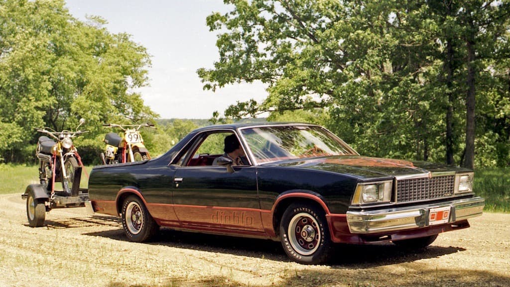 ¿Chevrolet El Camino? ¡No! Esta es la 
<b>GMC Caballero</b>, un clon de la mini-pickup de Chevrolet cuya única diferencia era el nombre, para ser vendido por los concesionarios de General Motors que no vendían la línea Chevrolet.