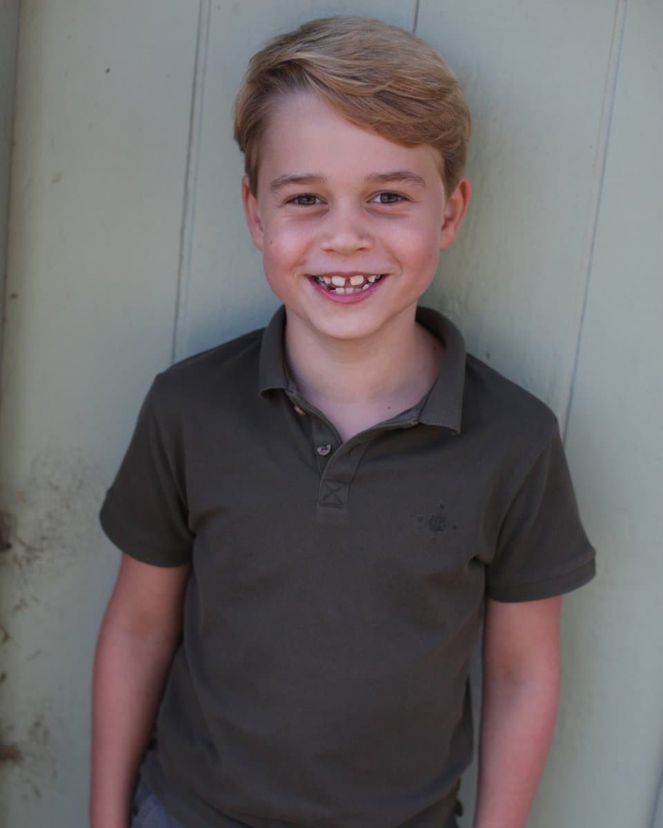 A George también le gusta jugar al tenis, como a su madre. De acuerdo con 
<a href="https://www.hellomagazine.com/healthandbeauty/mother-and-baby/20201203102036/royal-children-favourite-hobbies-princess-charlotte-prince-george-mia-tindall/" target="_blank">HELLO!</a>, la edición digital de la revista ¡Hola! de Reino Unido, William y Kate instalaron una cancha de tenis en su casa de campo de Norfolk, donde la familia practica.