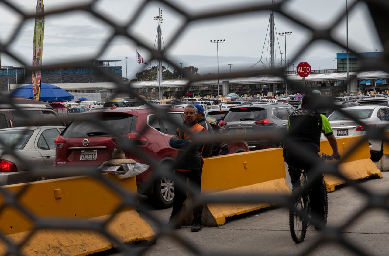 Una vista del tráfico en el puerto de San Yisdro, a través de un portón horas, tras el anuncio del cierre de la frontera.
<br>