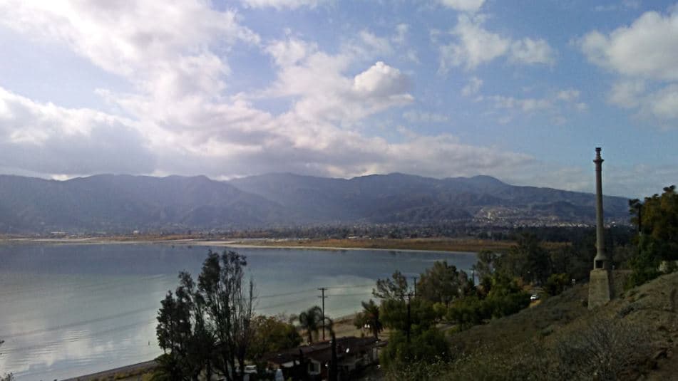 <b>Lake Elsinore</b>
<br>Locación: Riverside
<br>Nivel de riesgo: peligroso
<br>No entre al agua. No toque la escoria en el agua o la orilla. No permita que las mascotas entren al agua, beban el agua o coman la escoria de la orilla. No coma mariscos de este cuerpo de agua.