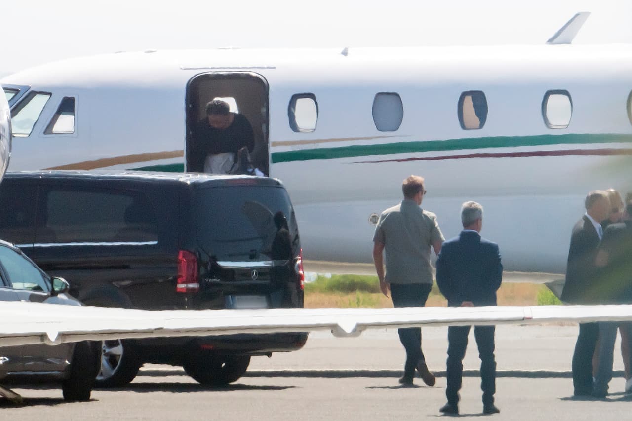 La prensa británica criticó que hayan tomado ese tipo de aeronaves (como la de la foto) para realizar tales viajes, especialmente porque la pareja asegura defender causas sociales como el 
<b><a href="https://www.univision.com/shows/despierta-america/el-cambio-climatico-es-una-realidad-y-amenaza-al-planeta-con-tener-consecuencias-irreversibles-video" target="_blank">cambio climático.</a></b>