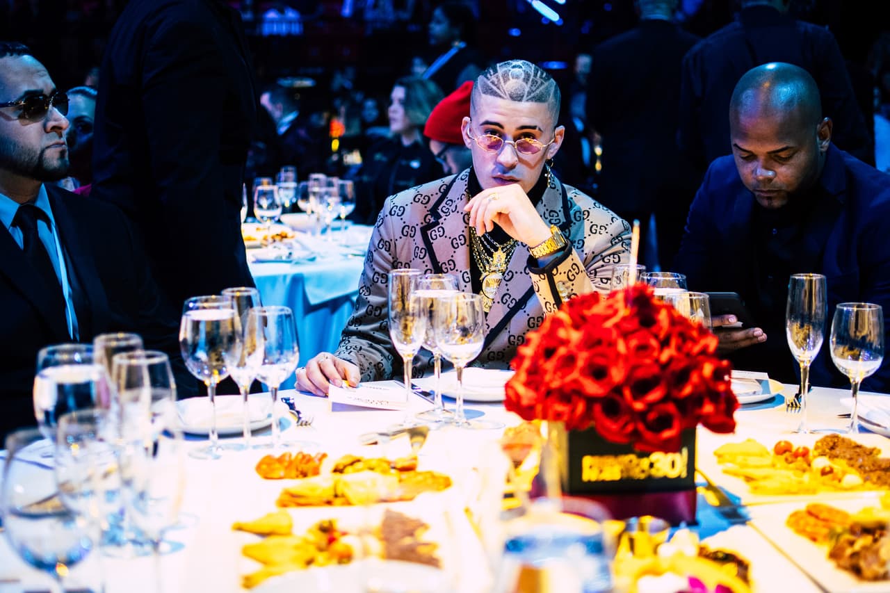 Simpre bien acompañado, Bad Bunny destacó entre los invitados y fue uno de los más buscados por los fans tanto en la gala como en las redes sociales, donde su popularidad no deja de crecer.