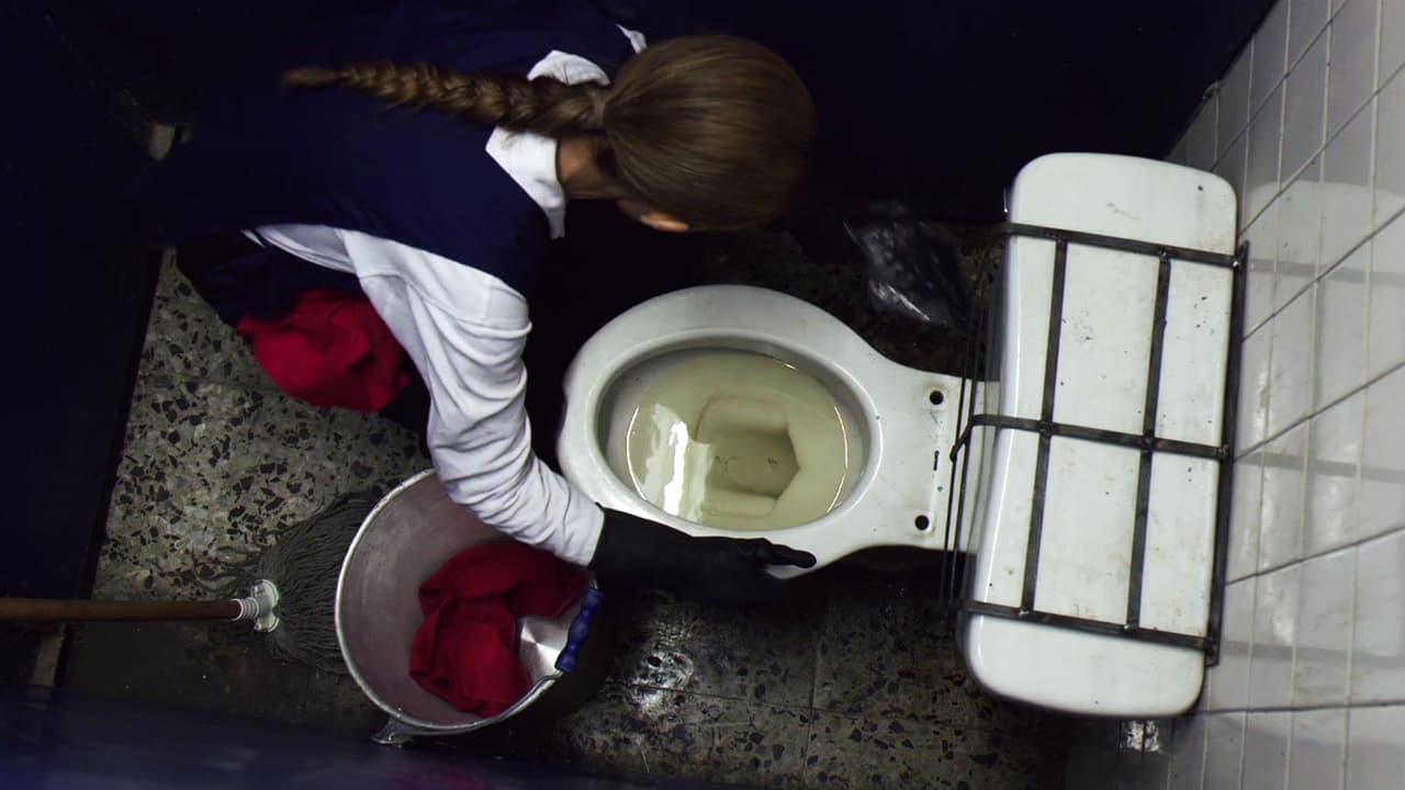 Dentro del Penal de Almoloya, la mujer contratada por ‘JR’ colocó en uno de los baños la pistola que consumaría un crimen.