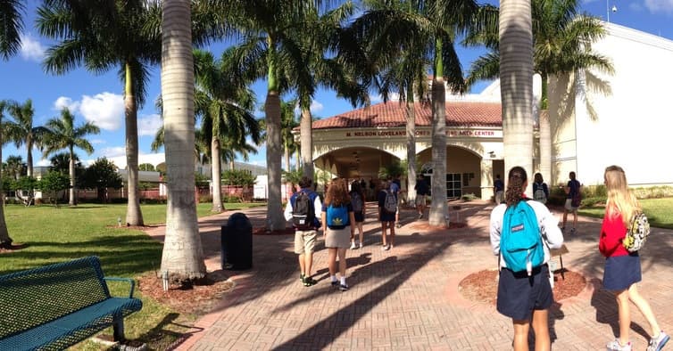 Estudiantes en The King's Academy en West Palm Beach, Florida. Florida es uno de los Estados que emite vales tipo créditos fiscales.
<a href="https://creativecommons.org/licenses/by/4.0/">CC BY</a>