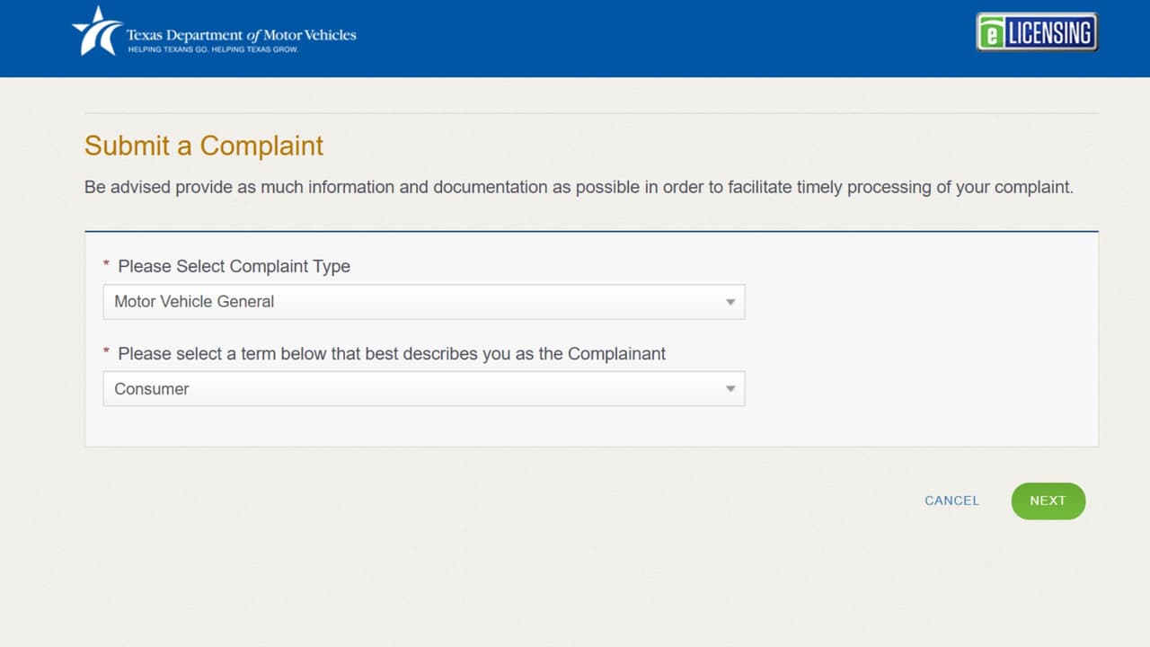 Como tercer paso, selecciona el tipo de queja en línea y que eres 
<b>consumidor</b>. Esto te redireccionará a un formulario que deberás llenar para poder interponer la queja.
<br>
<br>Antes de continuar con el proceso asegúrate de tener a la mano la mayor cantidad de detalles posibles, como 
<b>contrato de compra</b> o publicidad del vehículo. Con esta información, el TxDMV puede investigar y tomar acciones administrativas contra el concesionario.