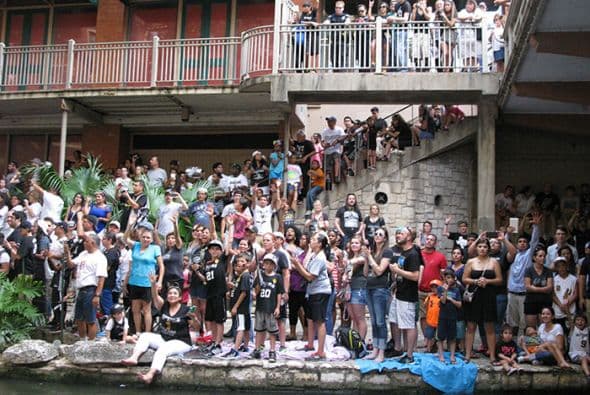 Photos: Spurs Championship Parade 2014 Barges