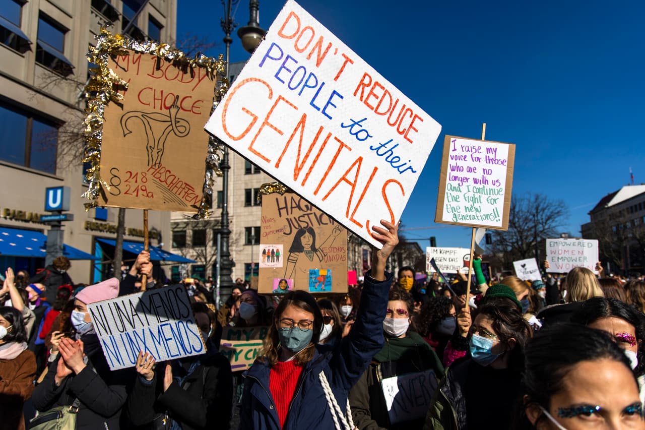 <b>“No menosprecies a la gente por sus genitales”</b>, visto en Berlín.