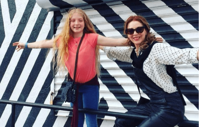 “No lo sé si ella quiera actuar, pero es especial, es linda, o sea, yo cuando la abracé no le dije nada. Nada más la abracé, ya me abrazó mucho, pues así hay una comunión de muchos años, pero sí a ella le interesara esta carrera, a mí me interesaría mucho ayudarla, apoyarla y guiarla”, afirmó.
<br>