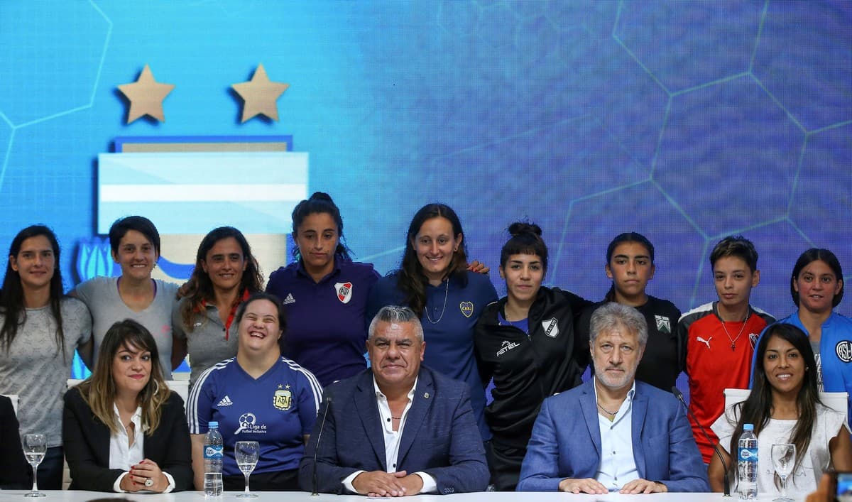 En Argentina se anunció la profesionalización de la liga de futbol en marzo de 2019 y la asignación 2,600 dólares mensuales para pagar ocho salarios de 330 dólares a las futbolistas.