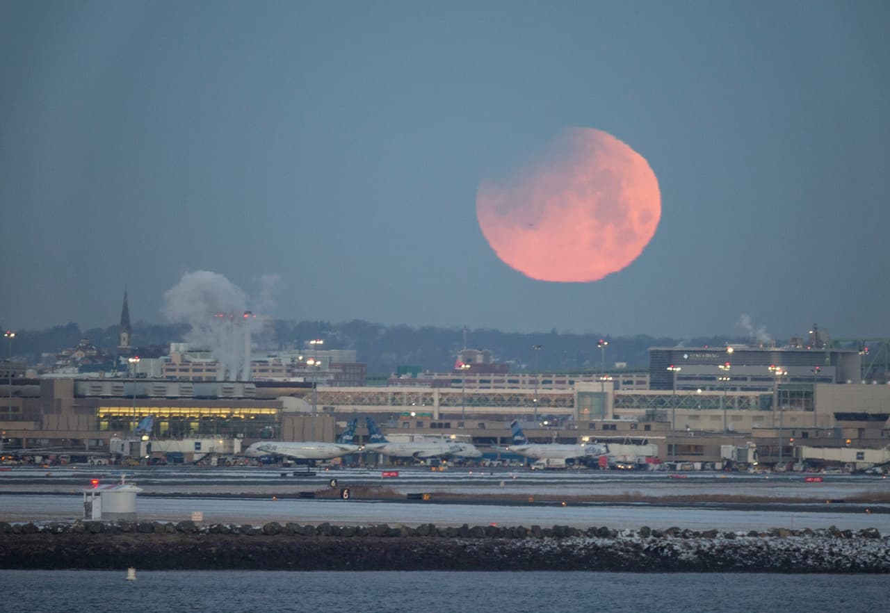 El satélite de la Tierra se vio rojizo al comienzo del eclipse desde Boston, Massachusetts.