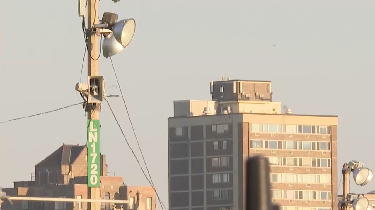 <b>¿Qué hacer en caso de actividad sospechosa?</b>
<br>Las autoridades piden a los asistentes que reporten cualquier actividad sospechosa durante el evento al teléfono e emergencia 911. Para facilitar la ubicación, se han colocado marcadores verdes con un número en los postes del lugar, de modo que los asistentes puedan dar su ubicación con facilidad.